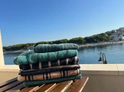 Basic u0026 More BIAS Håndklæde (50x100cm) i Mediterranea/Oil Blue><noscript><img width=