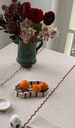 Basic u0026 More Bordløber m. Rød Broderi Kant (30x180cm)><noscript><img width=