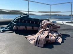 Basic u0026 More CALIX Håndklæde (50x100cm) Rose Smoke/Insignia Blue> Julegaver Til Hende|Håndklæder