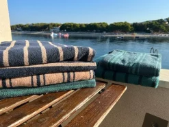 Basic u0026 More CALIX Håndklæde (50x100cm) Rose Smoke/Insignia Blue><noscript><img width=