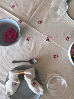 Basic u0026 More Dug m. Broderet Dansk Flag ( 140x270cm) Hørfarve><noscript><img width=