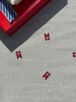 Basic u0026 More Dug m. Broderet Dansk Flag. (140x320cm) Hørfarve><noscript><img width=