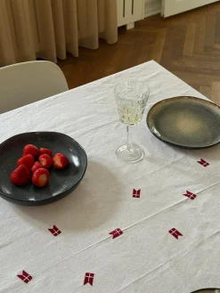 Basic u0026 More Dug m. Broderet Dansk Flag. (140x320cm) Hørfarve><noscript><img width=