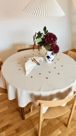 Basic u0026 More Dug m. Broderet Dansk Flag. (Ø160cm) Beige> Julegaver Til Hende|Duge