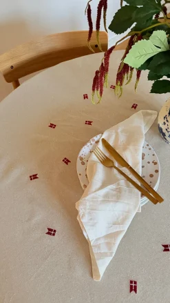 Basic u0026 More Dug m. Broderet Dansk Flag. (Ø160cm) Beige><noscript><img width=