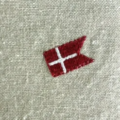 Basic u0026 More Dug m. Broderet Dansk Flag. (Ø160cm) Beige><noscript><img width=