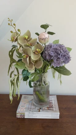 Basic u0026 More Evighedsbuket Lilla Natur m. Protea og Hortensia><noscript><img width=