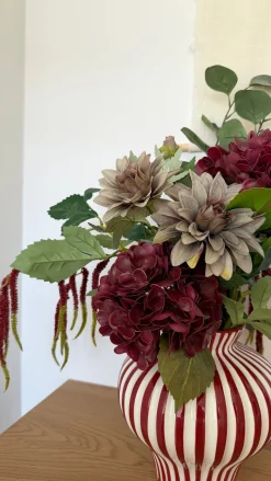 Basic u0026 More Evighedsbuket Rød Harmoni m. Hortensia og Dahlia><noscript><img width=