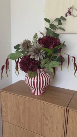 Basic u0026 More Evighedsbuket Rød Harmoni m. Hortensia og Dahlia><noscript><img width=