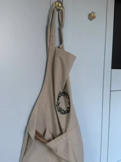 Basic u0026 More Forklæde m Krans Broderi (71x125cm)> Jul