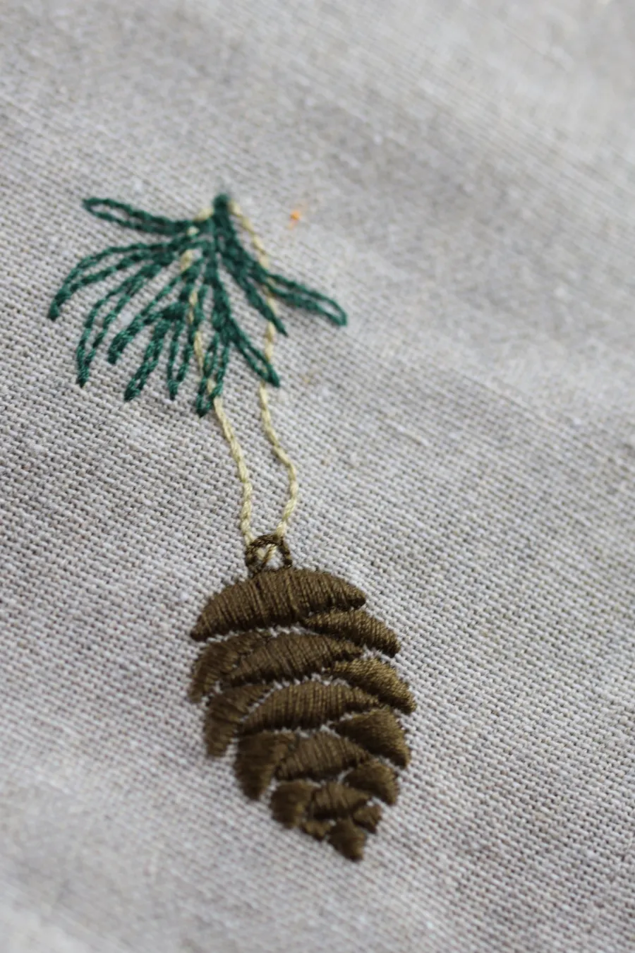 Basic u0026 More Jule Viskestykke m Grankogle Broderi (50x70cm)> Viskestykker|Jul