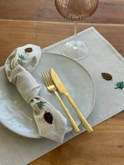 Basic u0026 More Juledækkeserviet m Grankogle Broderi (30x45cm)> Borddækning Til Jul|Servietter