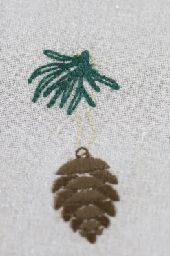 Basic u0026 More Juledækkeserviet m Grankogle Broderi (30x45cm)><noscript><img width=