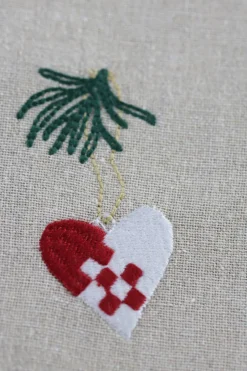 Basic u0026 More Juledækkeserviet m Hjerte Broderi (30x45cm)><noscript><img width=