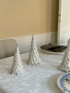 Basic u0026 More Juletræ i Porcelæn METIL Hvid (Ø11x20cm cm)><noscript><img width=