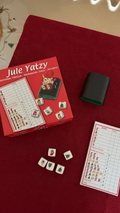 Ukendt Julius Yatzy Spil. ( 5 terninger, 1 blok og 1 bæger)> Julepynt & Dekoration|Jul