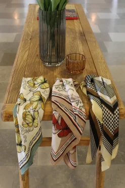 Basic u0026 More Satin tørklæde (70x70cm) Blomster><noscript><img width=