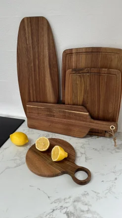 Basic u0026 More Skærebræt i Flaskeform m 2 osteknive( 45x15,6x1,5cm)> Julegaver Til Ham|Tapasbrætter