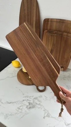 Basic u0026 More Skærebræt i Flaskeform m 2 osteknive( 45x15,6x1,5cm)><noscript><img width=