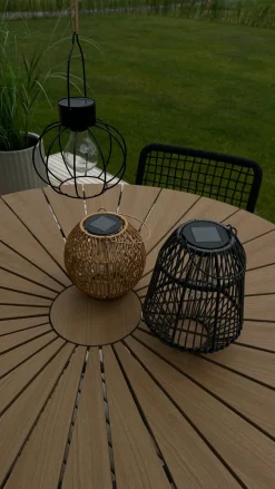 Basic u0026 More Solar Lampe i Metal og Rattan FLORIN Natur (20 x 28cm)><noscript><img width=