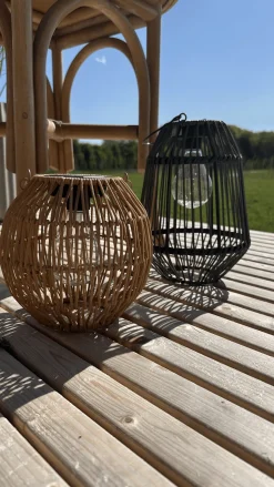 Basic u0026 More Solar Lampe i Metal og Rattan FLORIN Natur (20 x 28cm)><noscript><img width=