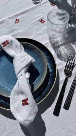 Basic u0026 More Stofserviet m. Broderet Dansk flag. (40x40cm) Hvid> Julegaver Til Hende|Servietter