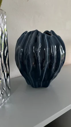 Basic u0026 More Vase i Kermaik FABIA (Ø18,2 x 20,7cm) Blå> Julegaver Til Ham|Vaser & Krukker